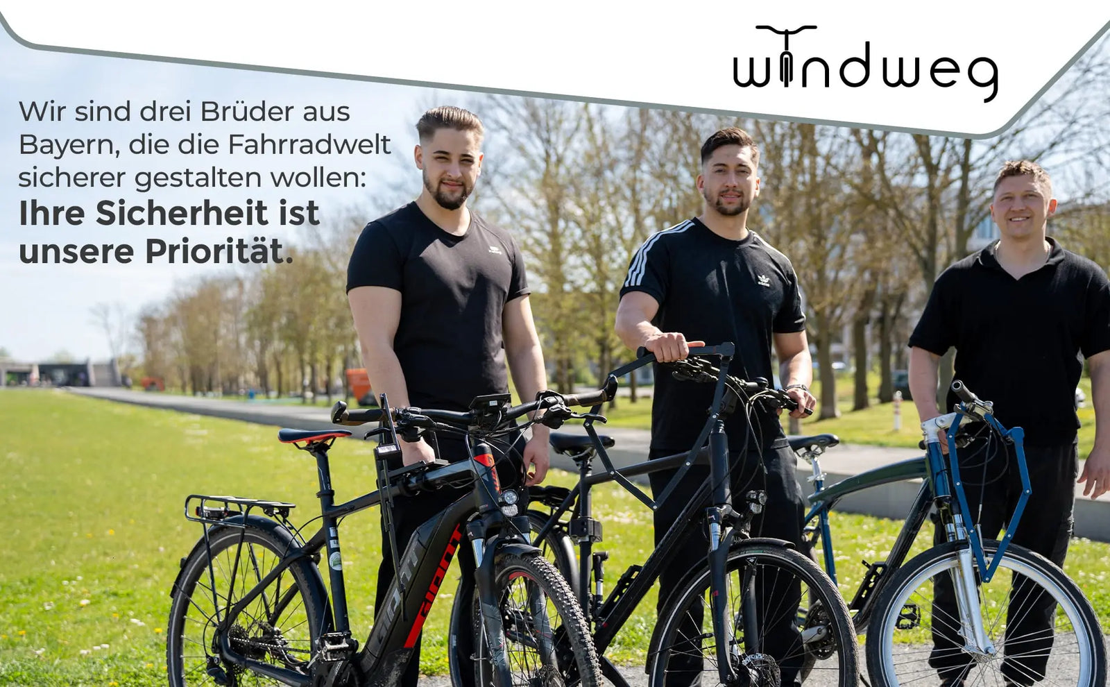 Der Produktinhaber und seine beiden Brüder posieren mit ihren Fahrrädern und bewerben das Windweg-Faltschloss
