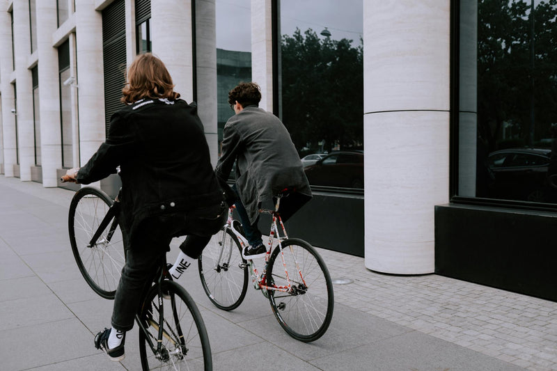 Blogbeitrag zum ThemaFahrrad richtig anschließen: Die besten Orte und Techniken für dein Faltschloss